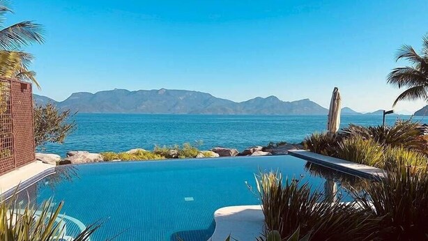 A clear blue pool with a view of the sea and mountains. - Paradise House - Angra dos Reis (Conceição de Jacareí)