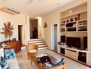 Smart-TV, DVD-Player, Tischtennisplatte, Stereoanlage