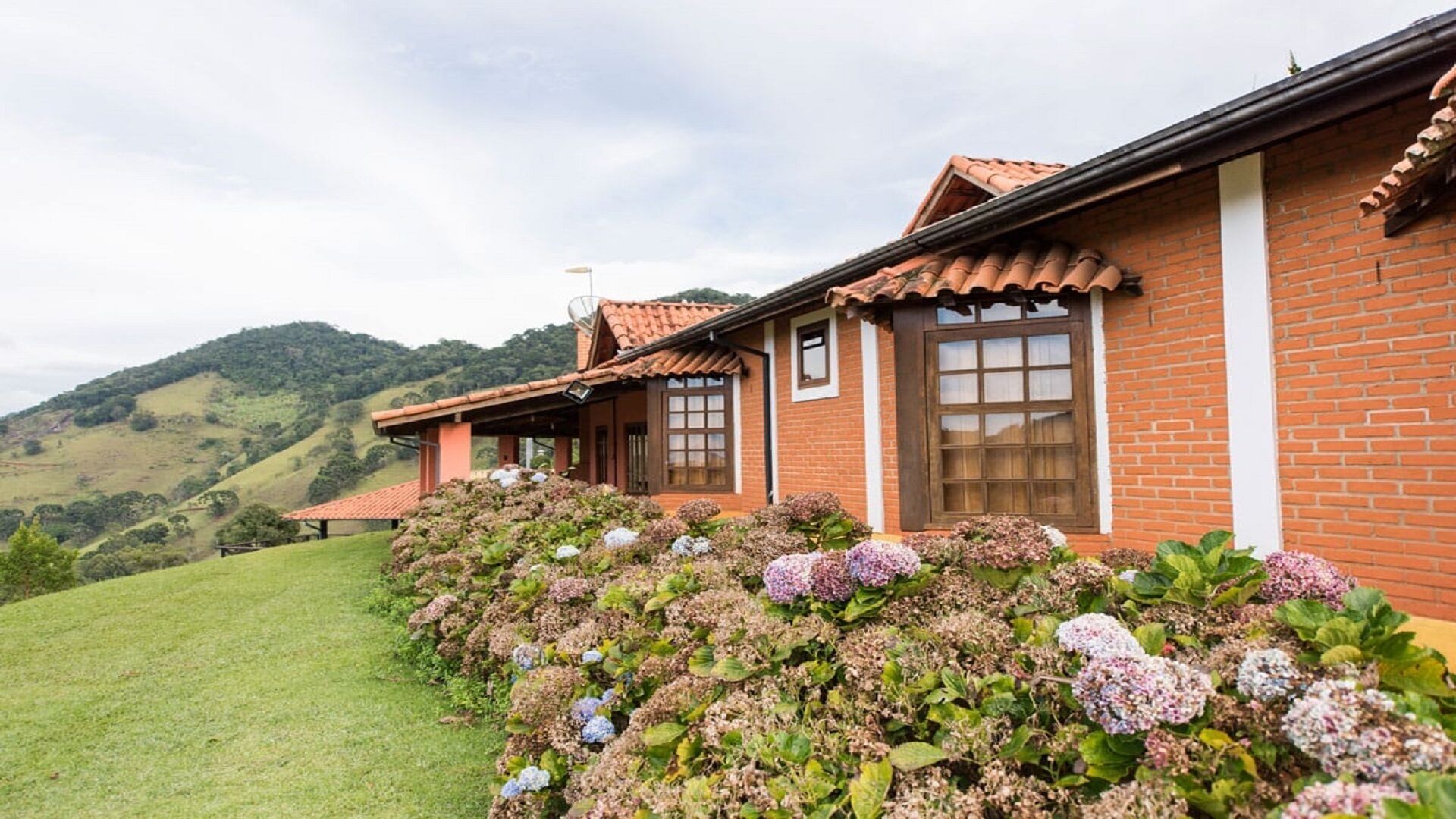 Comfortable country house in the mountains - large and modern