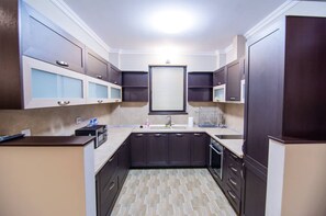 Fridge, microwave, oven, stovetop - Guest House Mineral Village (Mineralni Bani)