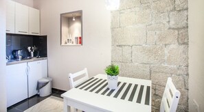 Fridge, stovetop, coffee/tea maker, cookware/dishes/utensils - Lovely ❤ studio Emotha for 2, 1-min walking from Trogir  (Trogir)