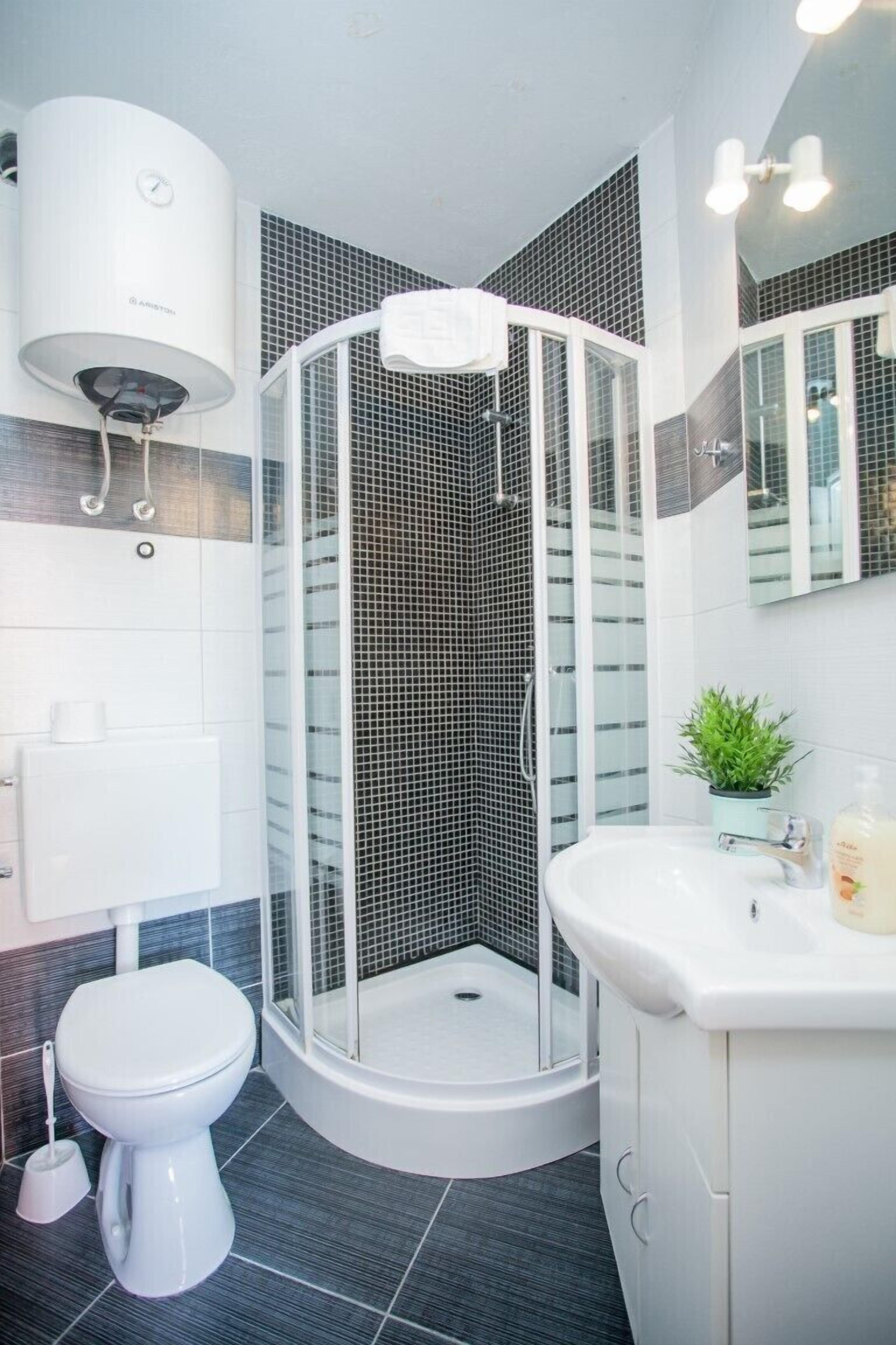 Dusche, Haartrockner, Handtücher, Toilettenpapier