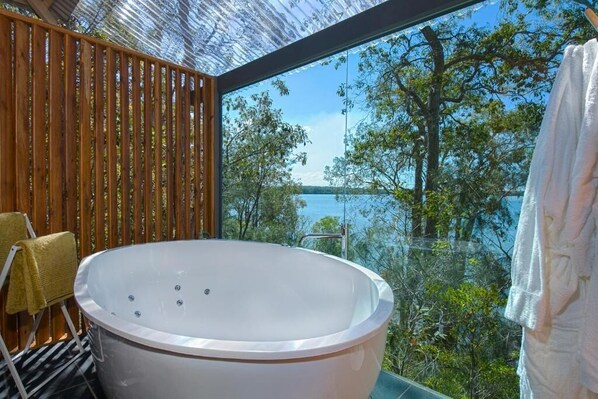 Outdoor spa tub