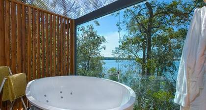 2 Bedroom Romantic Deluxe Cottages - perfect for couples minutes from Noosa