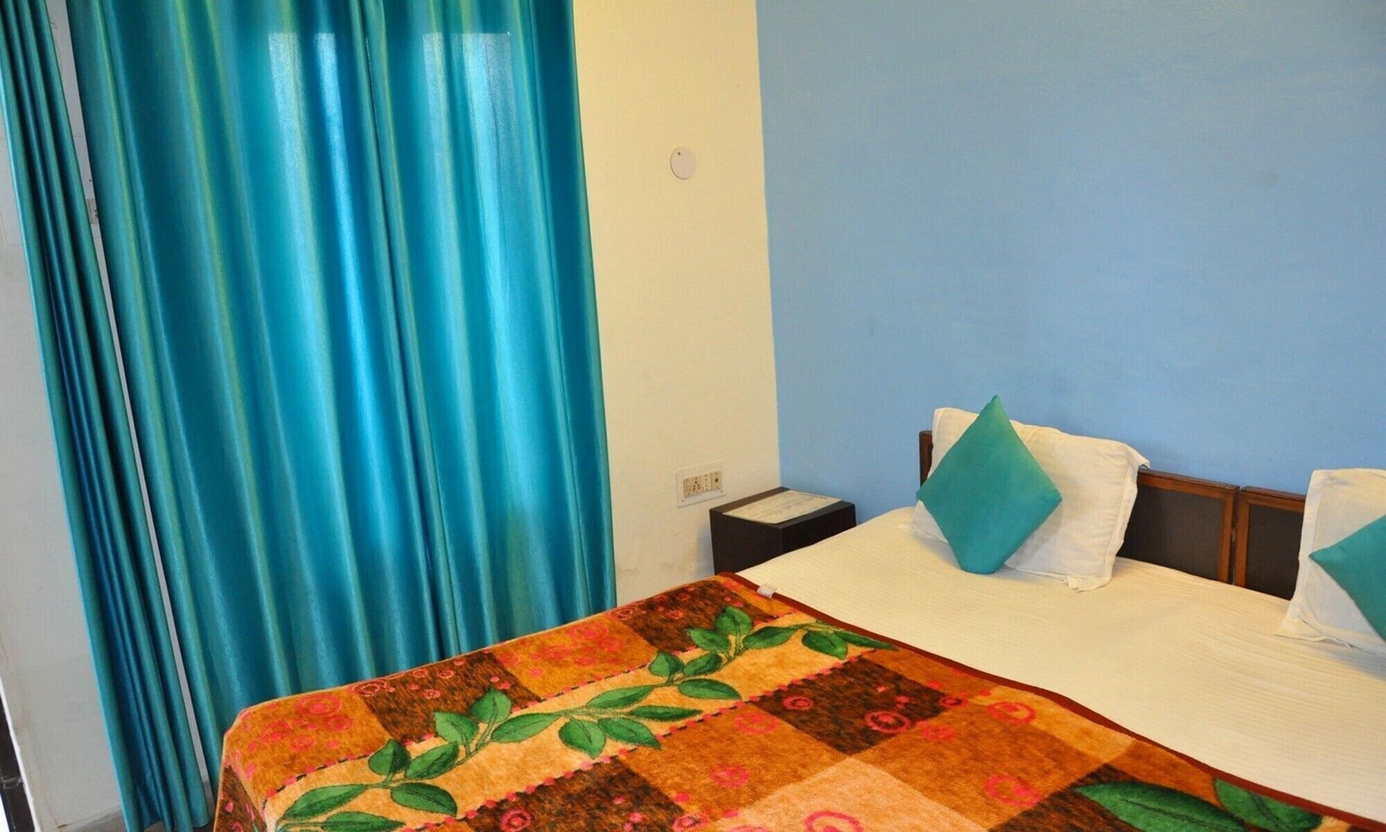 Budget Room on the Ganga - Spirituality Unlimitied