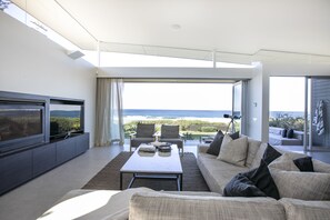 Een televisie en een open haard