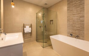 Badewanne, Haartrockner, Handtücher, Seife