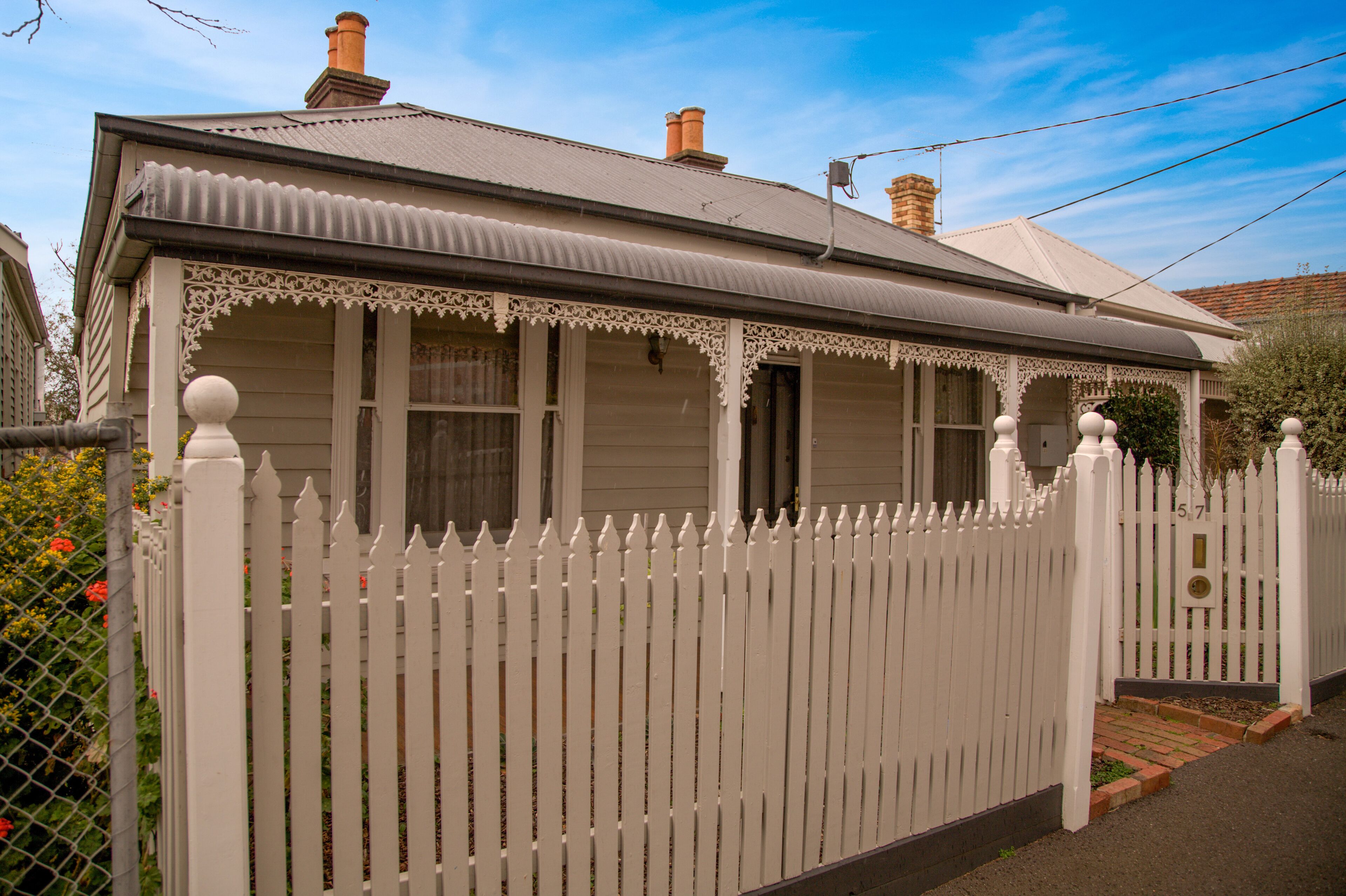 Furnished 3 bedroom house • 4km from Melbourne CBD • Amazing city skyline views