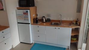 Micro-ondes, congélateur, tables à manger