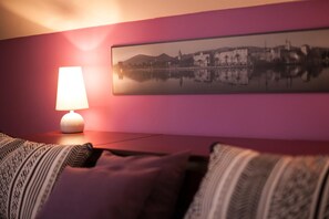 Soundproofing, free WiFi, bed sheets - Lovely bedroom Ursa for 2, Trogir center, rooftop view (Trogir)