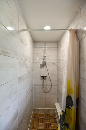Shower, hair dryer, towels, soap - Lithuanian rustic Villa with sauna, lake and total privacy surrounded by nature (Kintu sen)