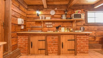 Refrigerador, microondas, tetera eléctrica y utensilios de cocina