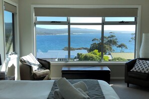 4 عدّة غرف نوم وخزنة داخل الغرفة ومكتب ومكواة/لوح كي