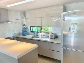 Fridge, microwave, oven, stovetop