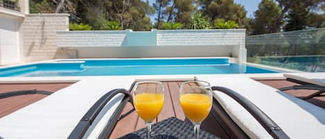 Alberca al aire libre y alberca climatizada