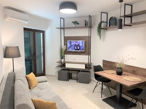 Smart TV, fireplace