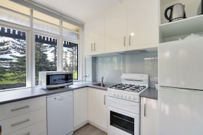 Refrigerador, microondas, horno y parrilla de estufa