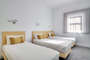 2 bedrooms, iron/ironing board, WiFi, bed sheets - Park View Suite by the Beach (Glenelg)