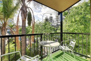 Outdoor dining - Park View Suite by the Beach (Glenelg)