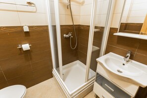 Sèche-cheveux, serviettes fournies