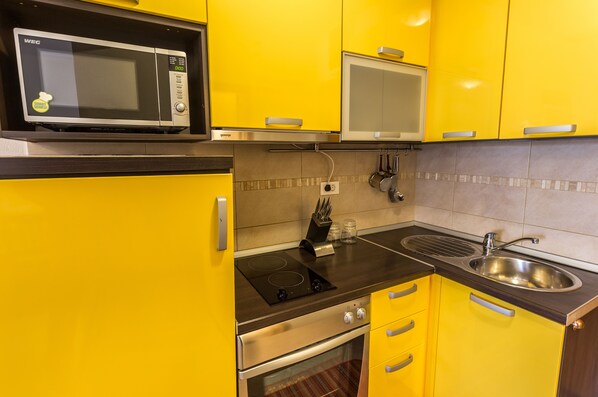 Réfrigérateur, micro-ondes, four, plaque de cuisson