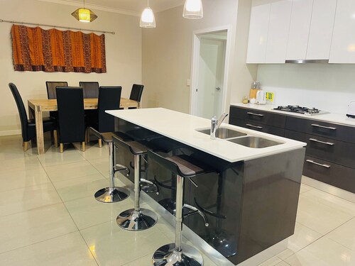 Queen Lizzy Townhouses - 6A