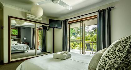 Yksityinen retriitti kaupungin laidalla uima-altaalla ja kylpylällä!