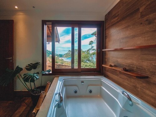 Ubatuba Tenório Beach. Blick aufs Meer. Ausgezeichnete Familienres mit Pool