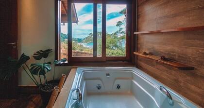 Ubatuba Tenório Beach. Blick aufs Meer. Ausgezeichnete Familienres mit Pool