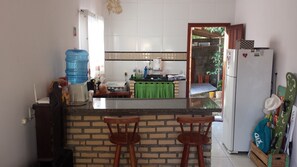 Frigorifero, forno, piano cottura, macchina per tè/caffè