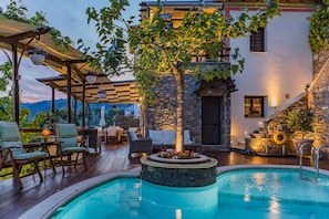 Piscina all'aperto, lettini