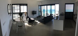 時尚公寓, 3 間臥室, 非吸煙房, 海灘景 | 客廳 | 平面電視、Netflix、DVD 播放機、乒乓球設施