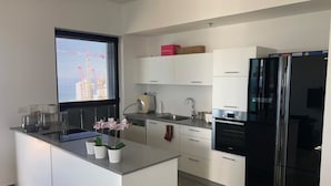 Leilighet – design, 3 soverom, ikke-røyk, strandutsikt | Eget kjøkken | Kjøleskap, mikrobølgeovn, ovn og kokeplater