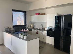 時尚公寓, 3 間臥室, 非吸煙房, 海灘景 | 私人廚房 | 雪櫃、微波爐、焗爐、爐具