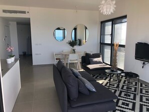 Design Apartment, 3 Bedrooms, Non Smoking, Beach View | Living area