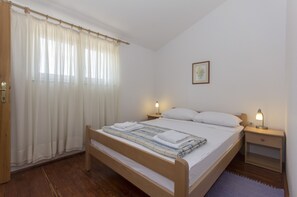 3 slaapkamers, een strijkplank/strijkijzer, wifi, beddengoed