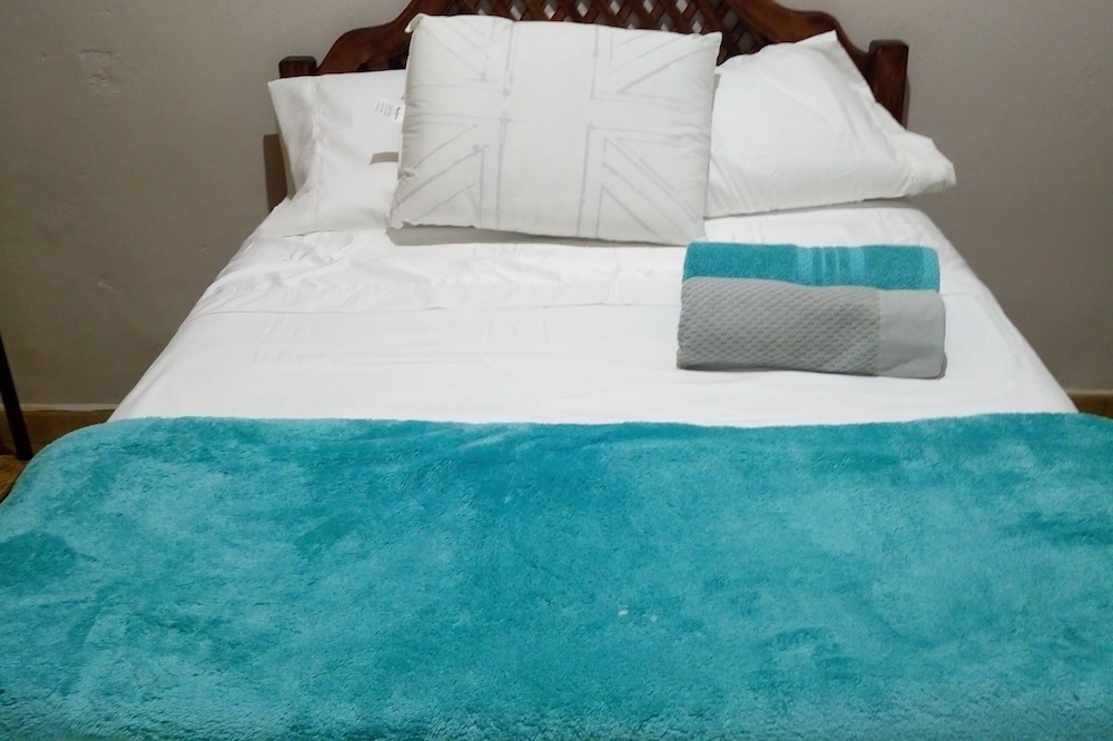 Beautiful room in La Esperanza, San José, Centro + breakfast included.