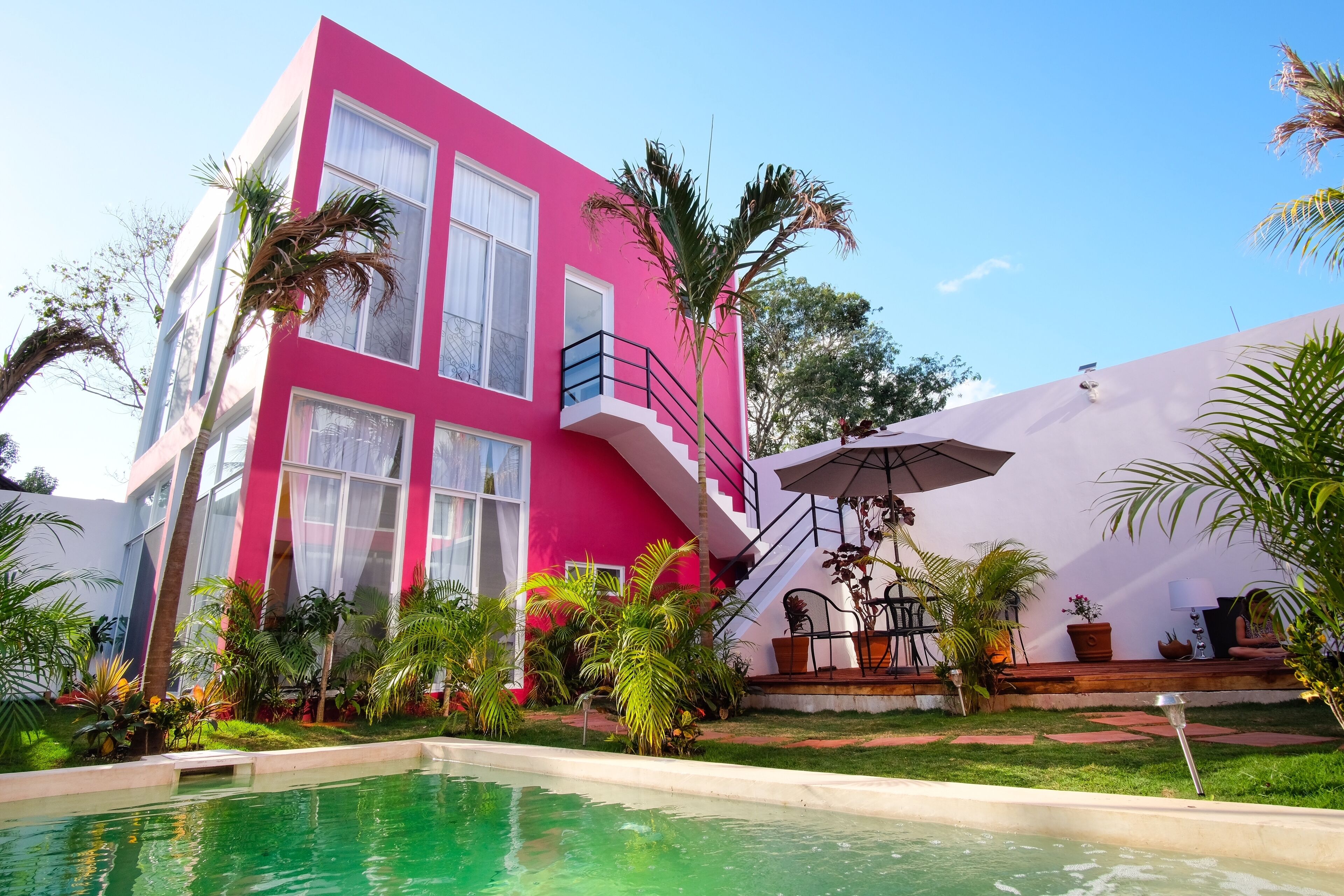 Located right between the best restaurants, bars, and the beach