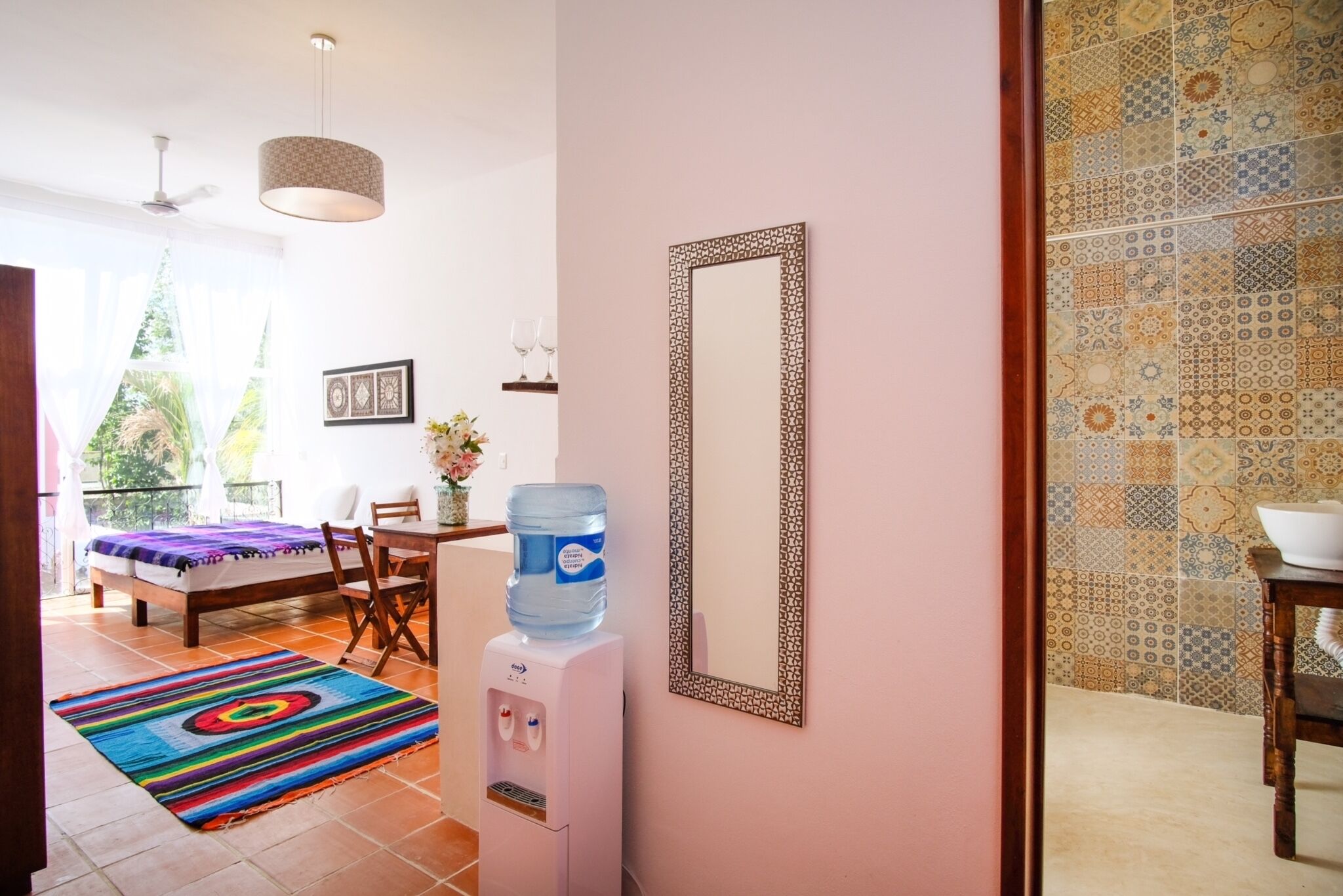 Located right between the best restaurants, bars, and the beach