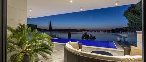 Een buitenzwembad, een verwarmd zwembad