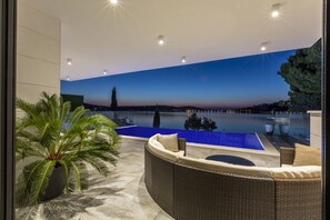 Una piscina al aire libre, una piscina climatizada