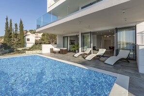 Piscina all'aperto, una piscina riscaldata