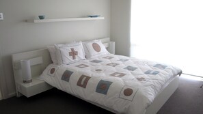 3 habitaciones y tabla de planchar con plancha 