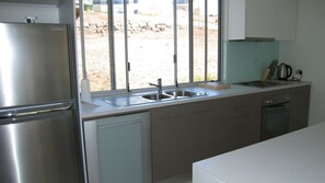 Geladeira, micro-ondas, fogão, lava-louças