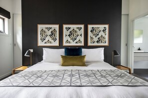 4 slaapkamers, een strijkplank/strijkijzer, reisbedje, gratis wifi