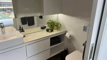 Een douche, een haardroger, handdoeken, zeep