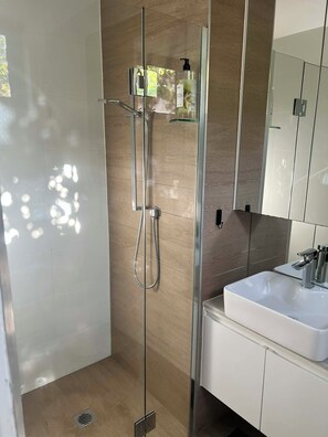 Dusche, Haartrockner, Handtücher, Seife