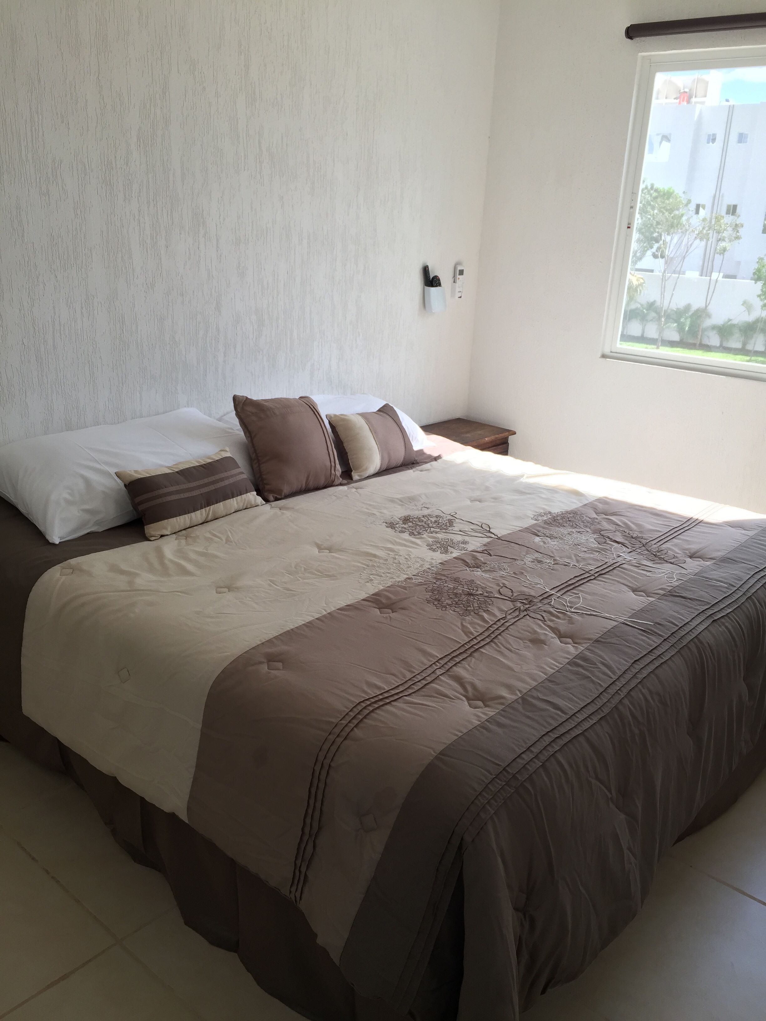 Casa nueva con 3 recamaras y a un lado de alberca