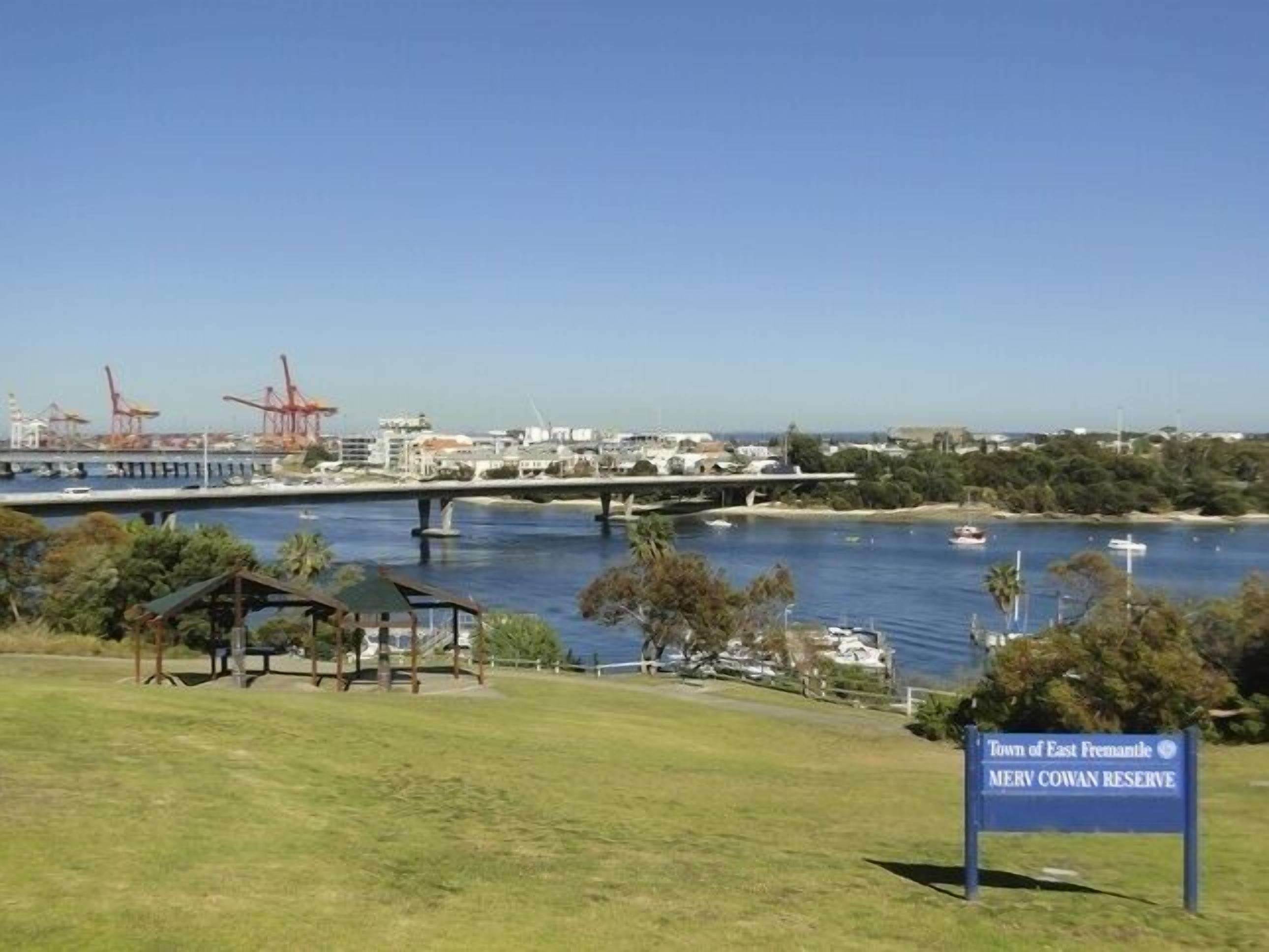 Tree Top- Luxury and Romance Close to Fremantle — image 7