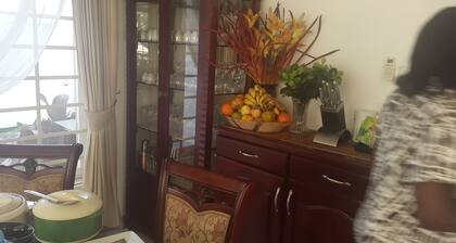 Sencillo, cálido limpio y agradable casa, con una amplia sala de baño con Ac